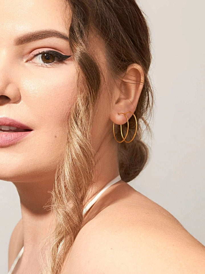 Model wearing 24K gold-plated second-hole hoop earrings – delicate and minimalist style.